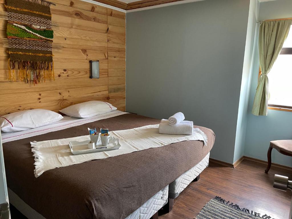 een hotelkamer met een bed en een dienblad bij 5 Excelente Departamento Entero a Pasos del Lago in Puerto Varas