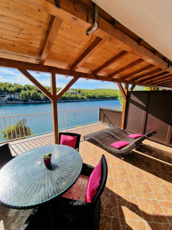 Výhled na řeku, která protéká v blízkosti apartmánu