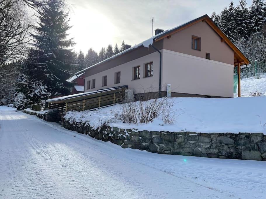 Srní- Červený byt/ dvojdomek u hotelu Vydra v zimě