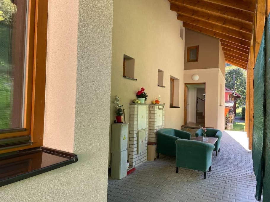 Posezení v ubytování Srní- Červený byt/ dvojdomek u hotelu Vydra