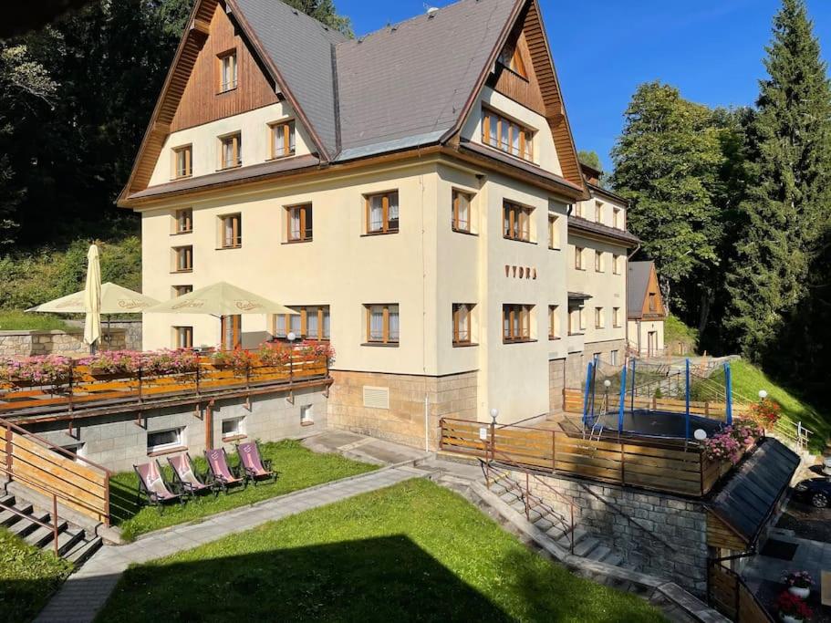 Zahrada ubytování Srní- Červený byt/ dvojdomek u hotelu Vydra