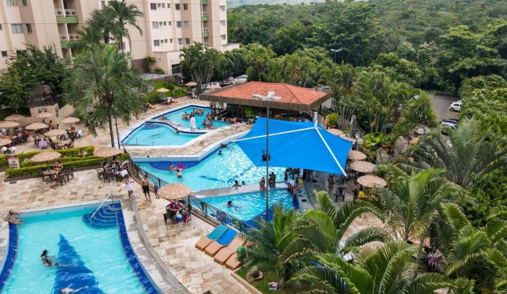 - une vue sur la piscine d'un complexe dans l'établissement Caldas Novas Ecologic Park Thermas Apartamento, à Caldas Novas