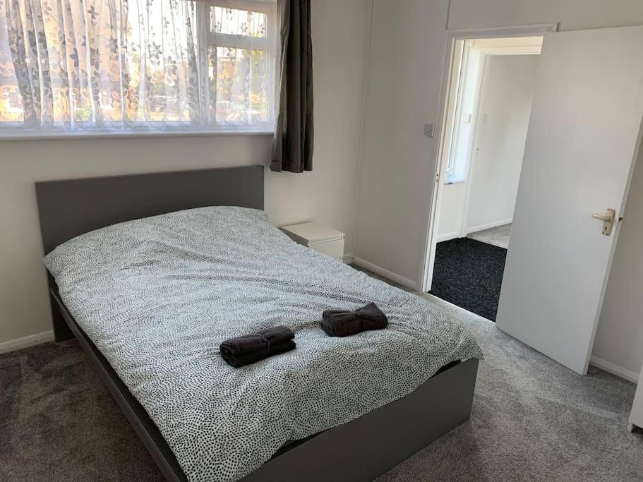 1Bedroom Apartment with free parking on premises, Upminster (updated