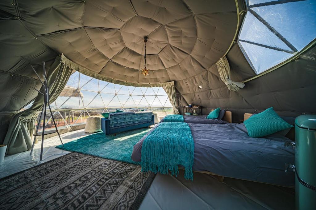 倉敷市にあるOKAYAMA GLAMPING SORANIA - Vacation STAY 20221vのテント内のベッドルーム(ベッド付)