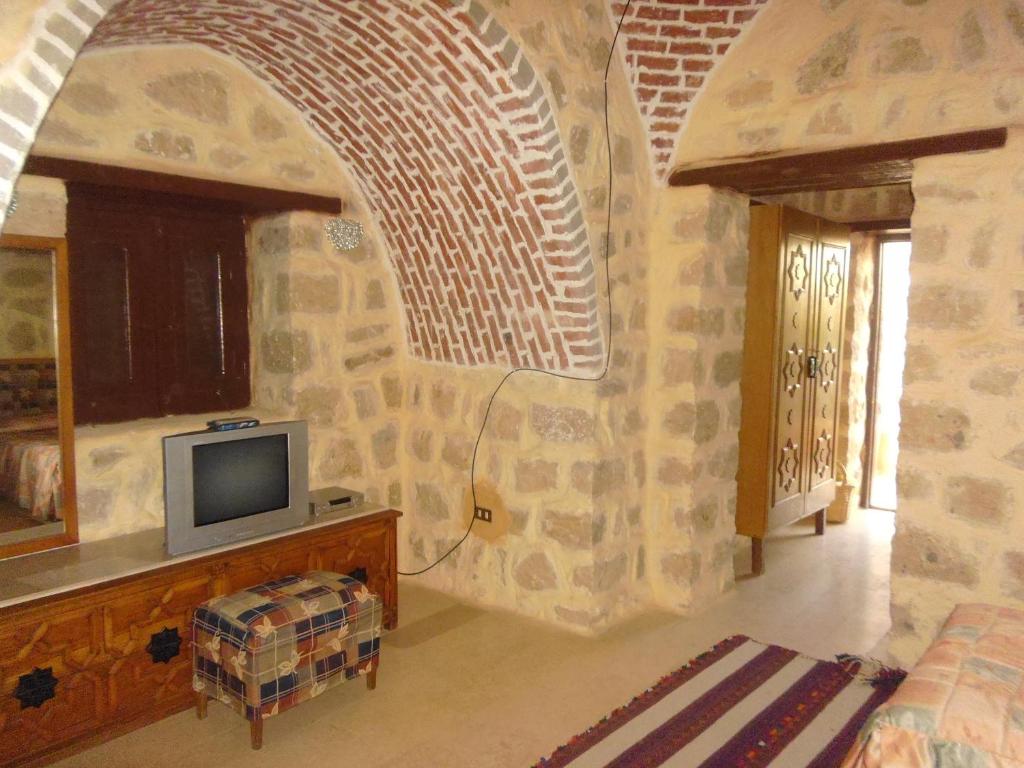 TV a/nebo společenská místnost v ubytování Aliyah Eco-Lodge