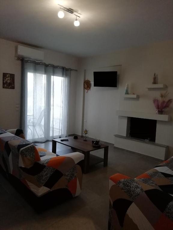 Televízia a/alebo spoločenská miestnosť v ubytovaní Katelia's Apartments