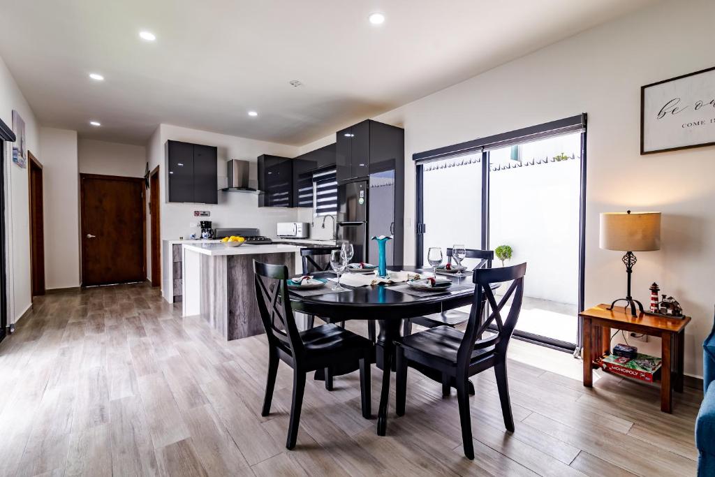 a kitchen and dining room with a table and chairs at Milan San Marino in Tijuana