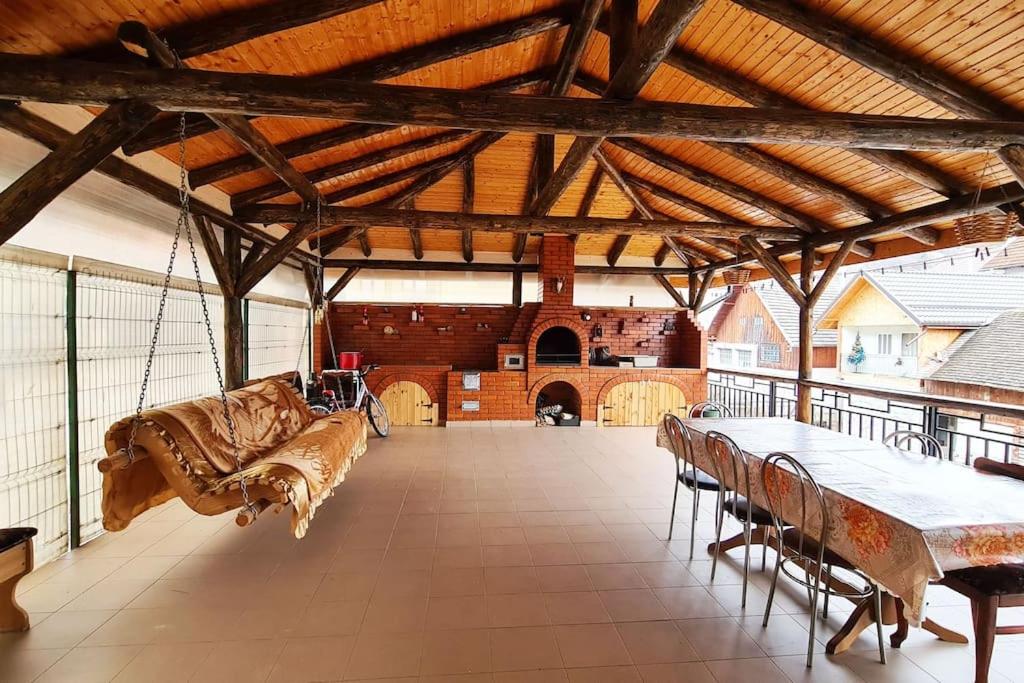 une grande chambre avec des tables et des chaises dans un bâtiment dans l'établissement Casa de langa rau RUCAR, à Rucăr