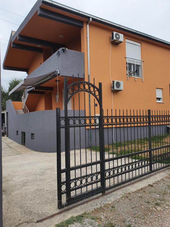 uma cerca preta em frente a uma casa em Kuca za odmor i familiju em Bar