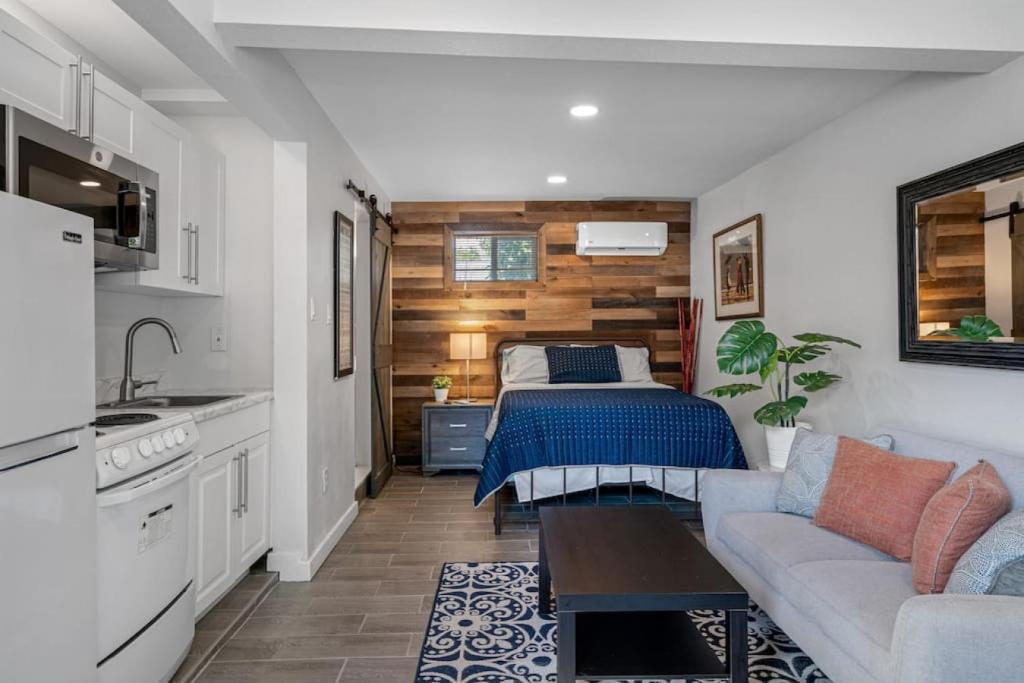 ein kleines Schlafzimmer mit einem Bett und einer Küche in der Unterkunft South Tampa Central Location Efficiency Suite in Tampa
