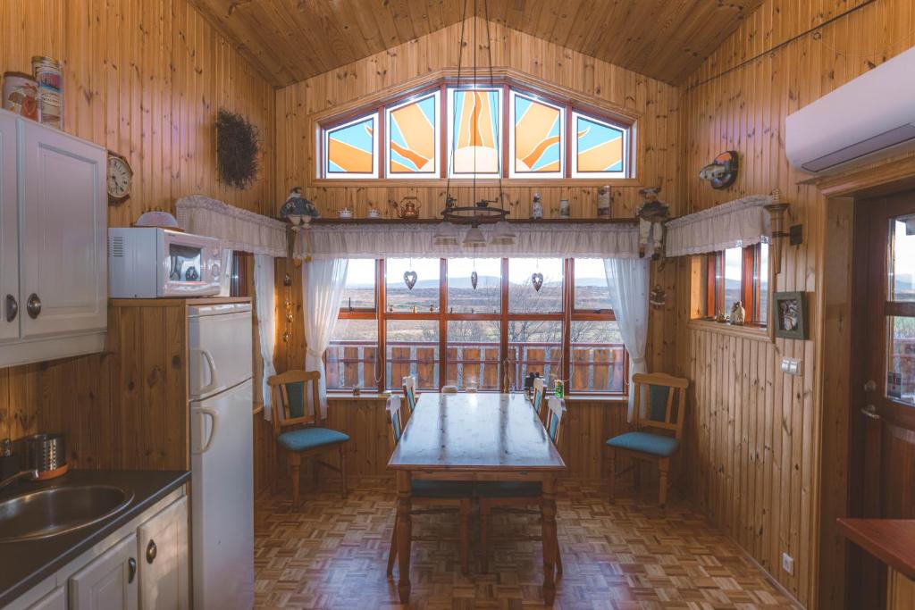 Kuchyň nebo kuchyňský kout v ubytování Stunning Cabin with Breathtaking Views!