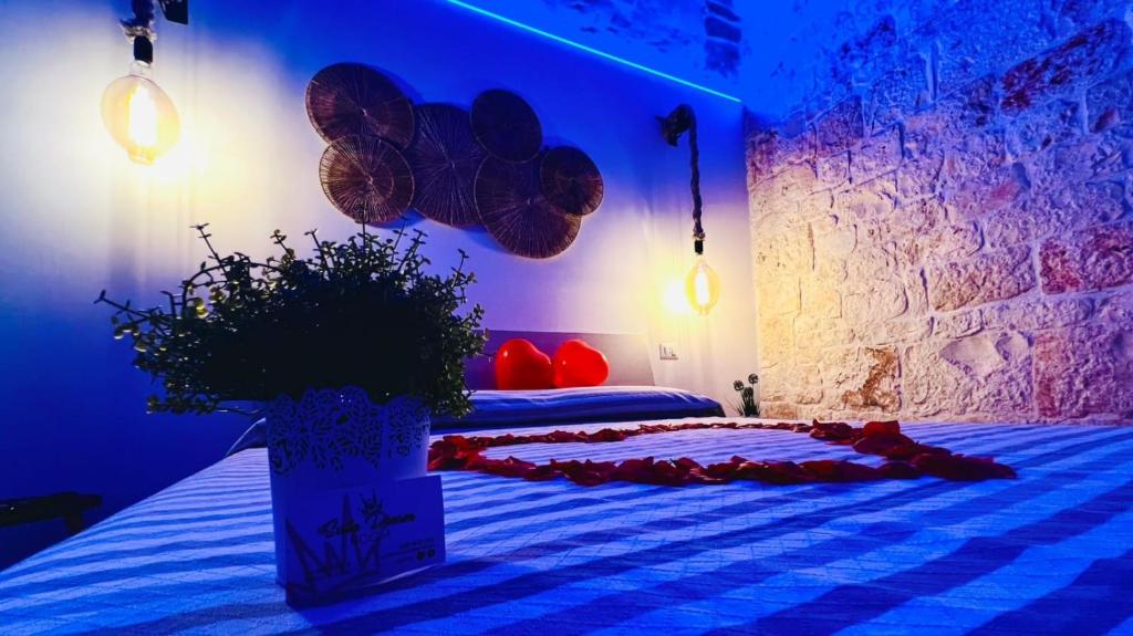 una camera con due letti e un vaso con fiori di Suite dream room a Turi