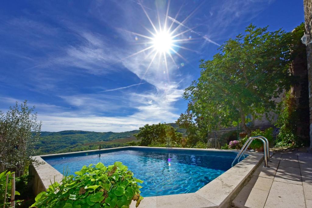莫托文的住宿－Villa Fragola，阳光灿烂的天空游泳池