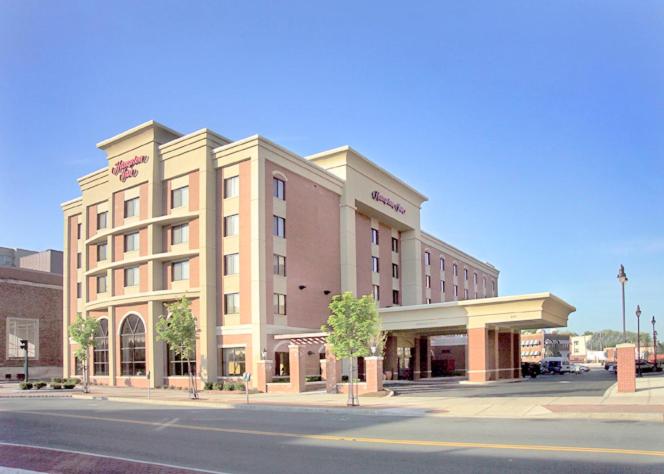 un grand bâtiment au coin d'une rue dans l'établissement Hampton Inn Schenectady Downtown, à Schenectady