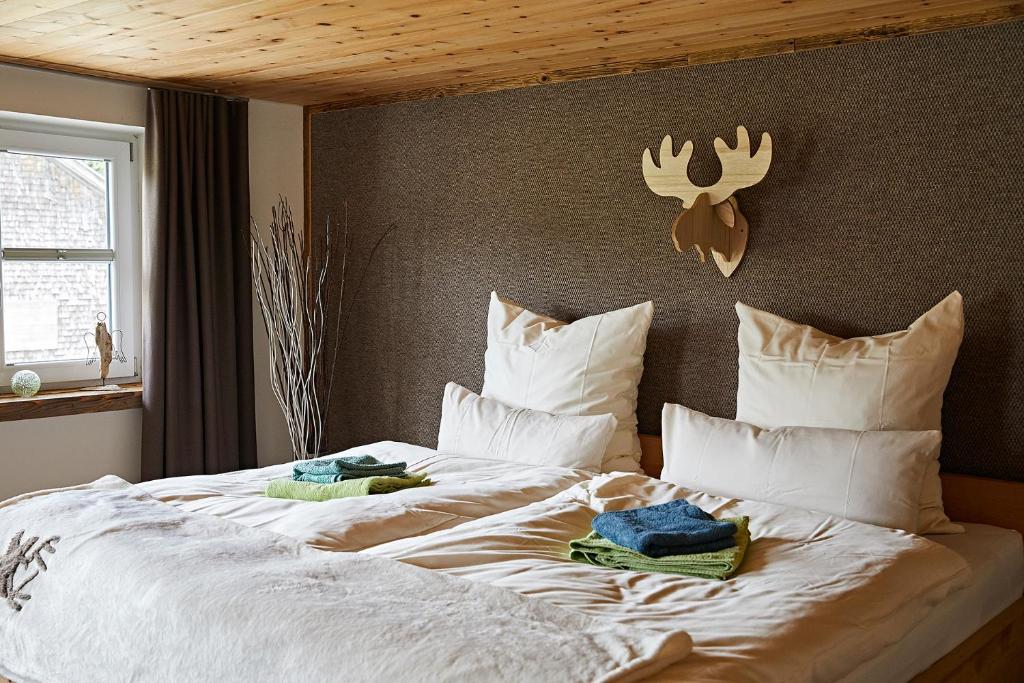 Postel nebo postele na pokoji v ubytování Elchegg - Chalet & Panorama-Loft
