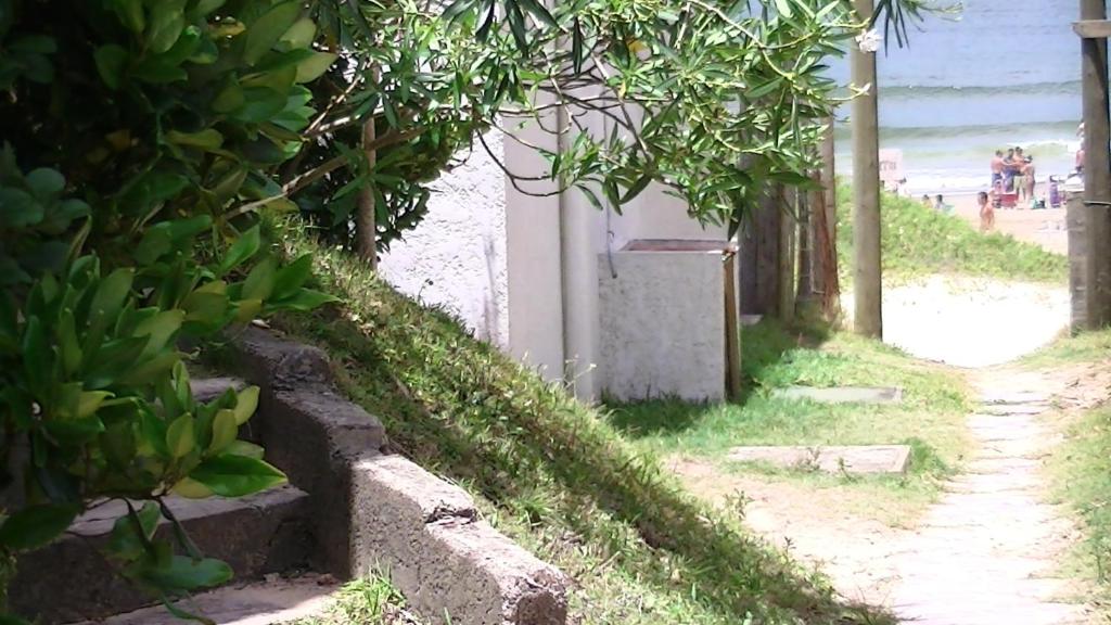 um caminho ao lado de uma praia com um monte de bananas em Cabañas Aguamarina em Punta Del Diablo