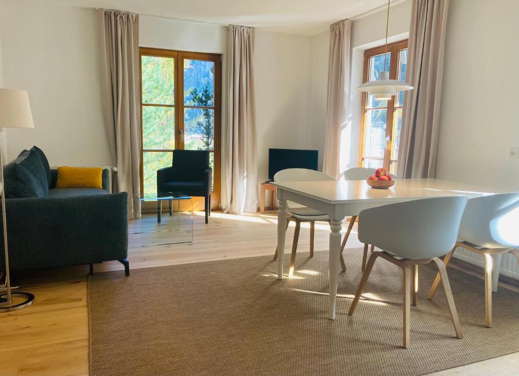 sala de estar con mesa blanca y sillas en Schönes Apartment im Kaunertal en Kaunertal
