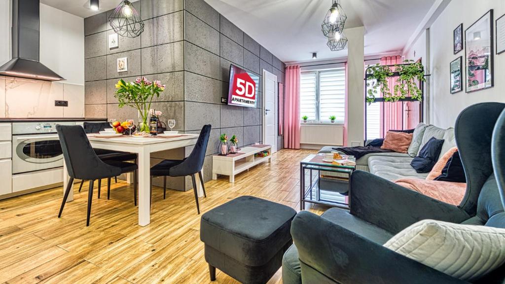 un salon avec une table et un canapé dans l'établissement Apartament Angelika G1 z Prywatną Sauną, 3 sypialniami, 2 łazienkami - 5D Apartamenty, à Świeradów-Zdrój