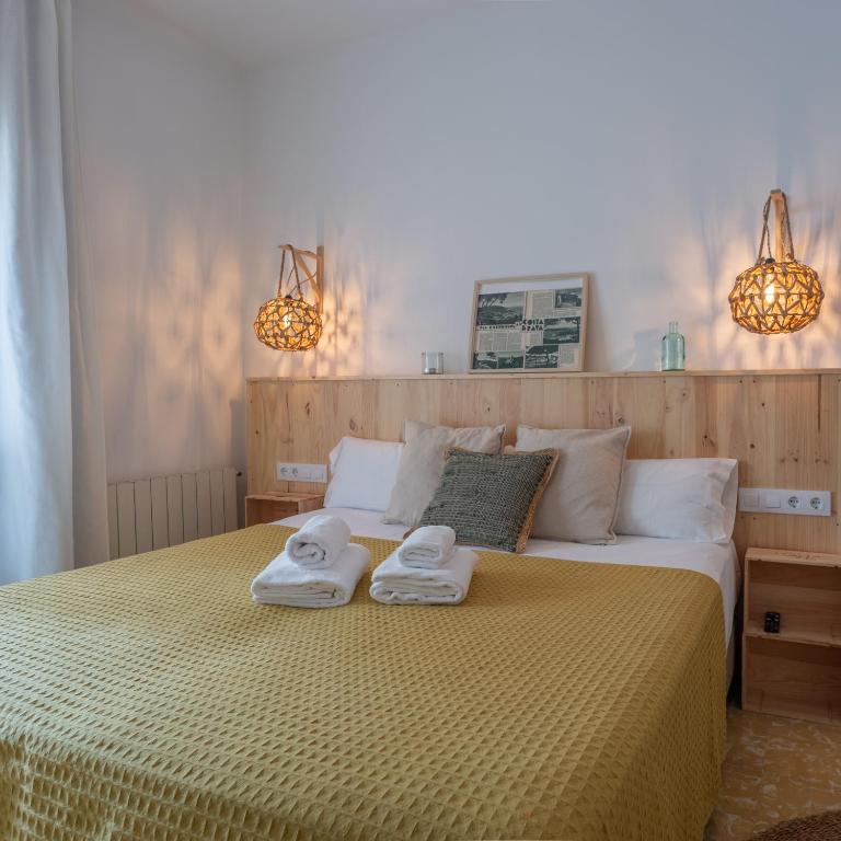 Postel nebo postele na pokoji v ubytování Hostal Sa Teula