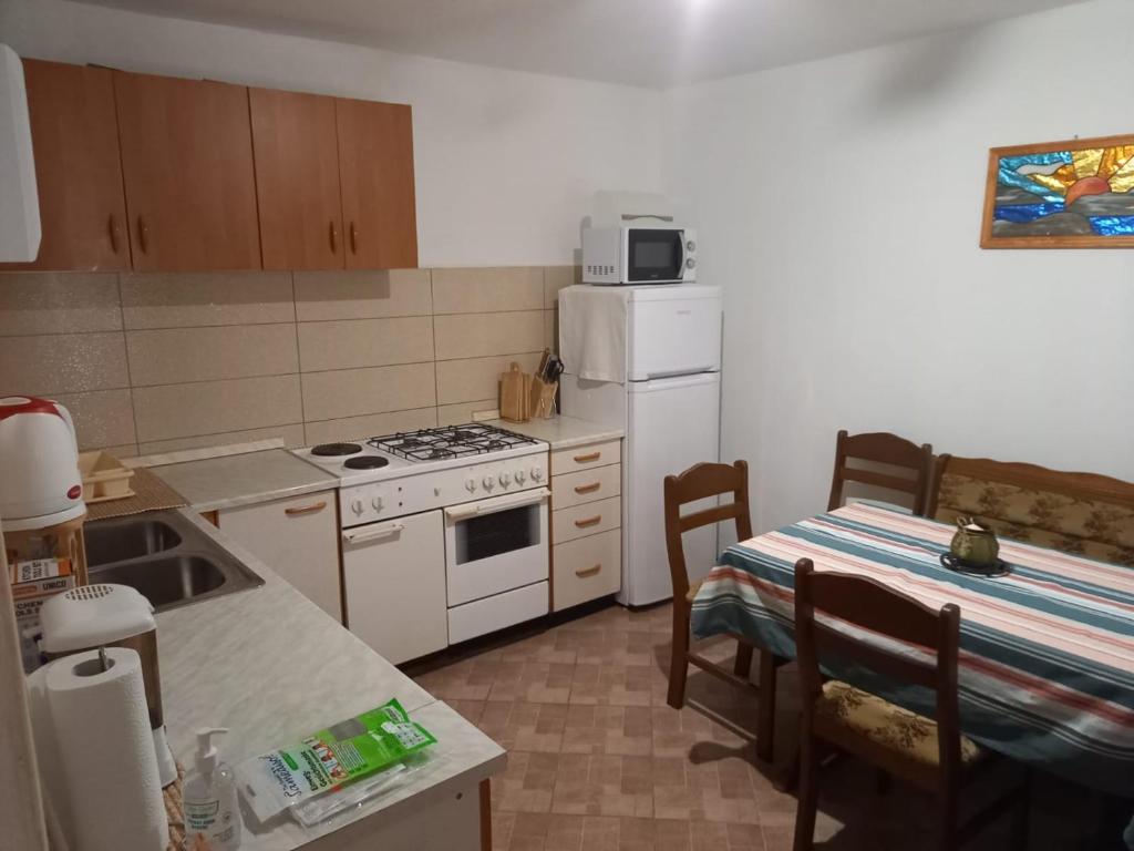 Kuchyňa alebo kuchynka v ubytovaní Old town Apartment