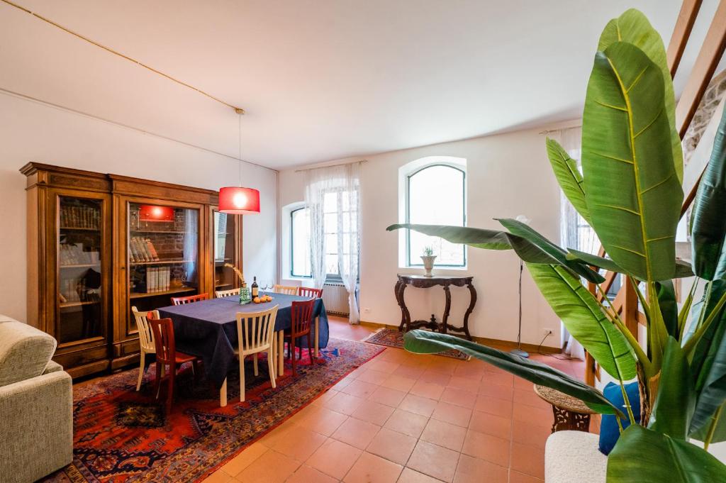 uma sala de estar com uma mesa e uma planta em FEEL - Salvecchio Apartments em Bérgamo
