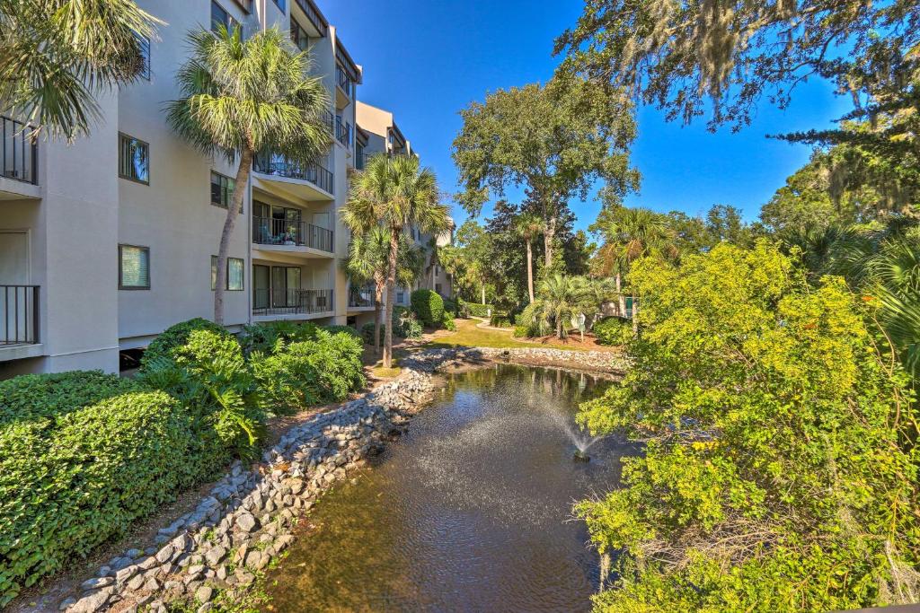 un edificio de apartamentos con un río frente a él en Hilton Head Island Villa Pool and Beach Access en Hilton Head Island