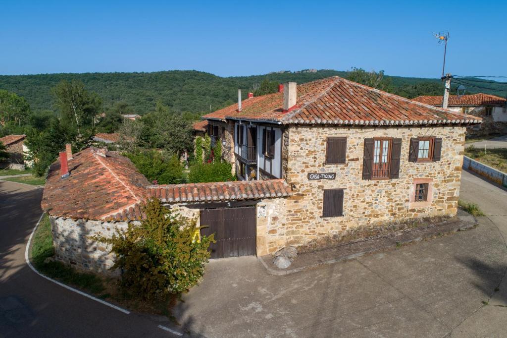 eine Luftansicht eines Steinhauses mit Auffahrt in der Unterkunft Casa Tiquio Montaña Palentina in Rabanal de los Caballeros