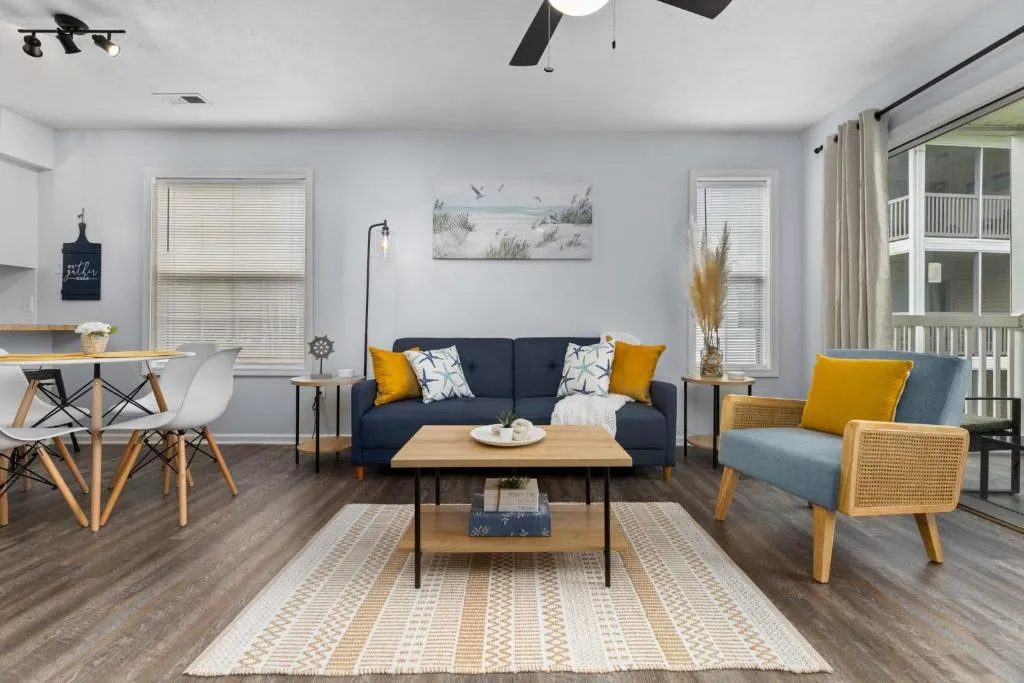 Fully equipped 2BR 2BA with King Bed in heart of MB