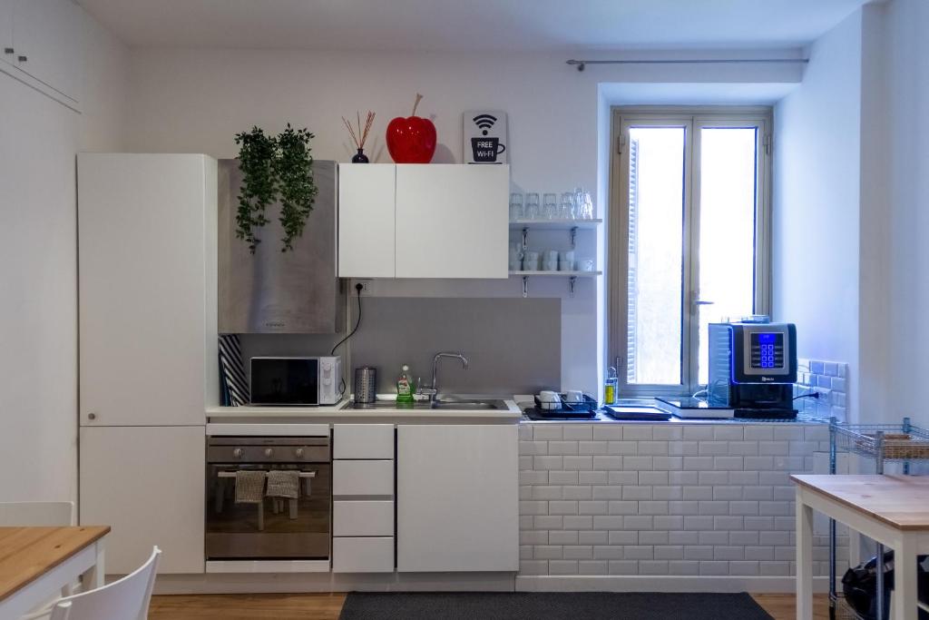 A kitchen or kitchenette at Home at Rome St. Peter Guest House