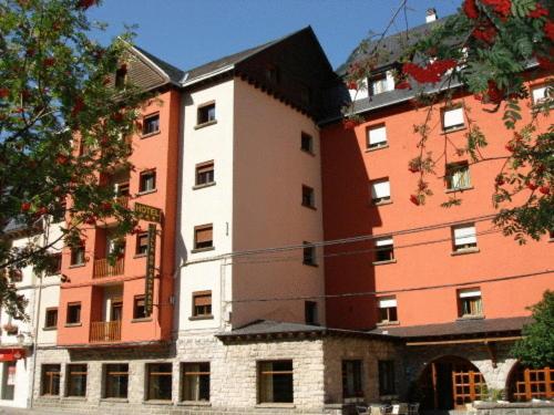 duży budynek apartamentowy obok dużego budynku w obiekcie Hotel Villa de Canfranc w mieście Canfranc-Estación