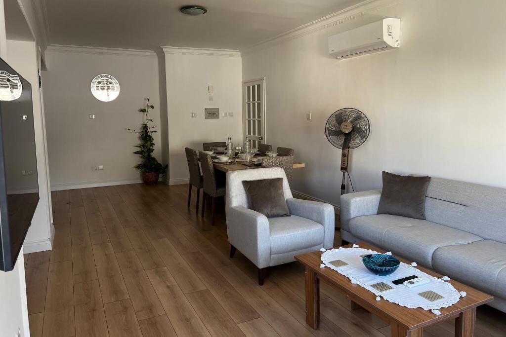 O zonă de relaxare la Stylish 3 BR apartment in Kyrenia Northern Cyprus