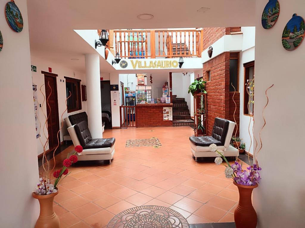 a living room with two chairs and a lobby at Hotel Villasaurio in Sáchica