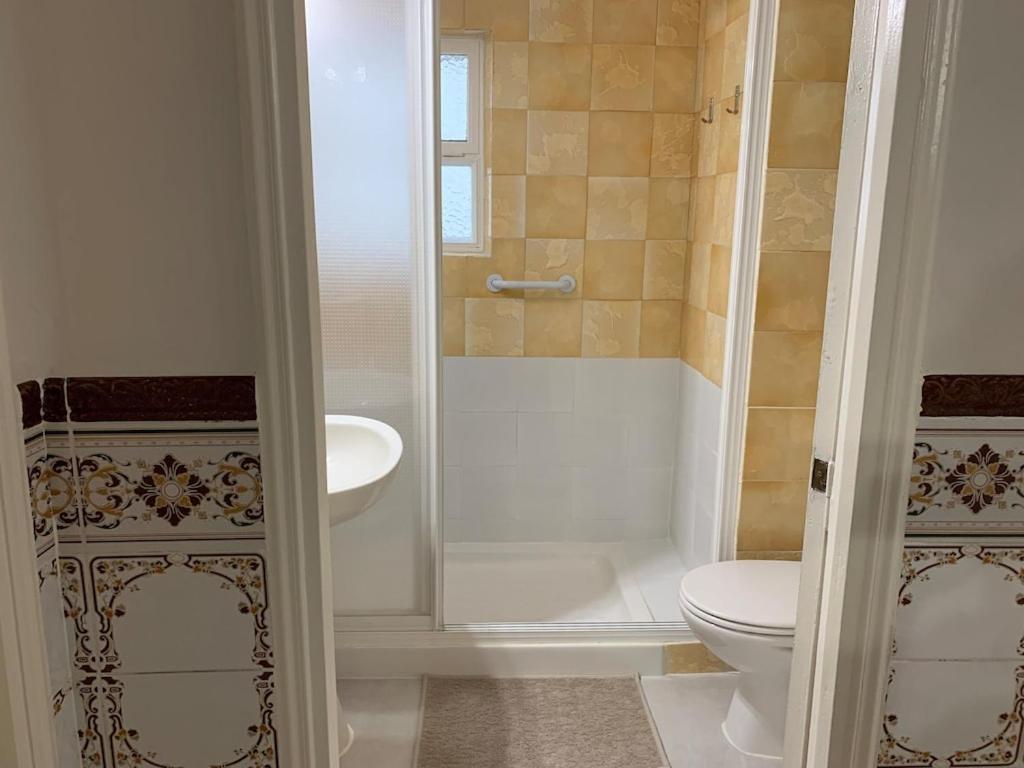 Kúpeľňa v ubytovaní TRUJILLO CUÉNTAME -Apartamento bien equipado, de fácil aparcamiento y acceso-Ideal punto de partida de sus rutas