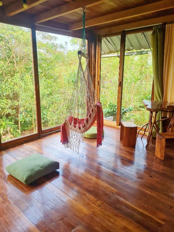 una habitación con una hamaca en una casa en Sweet Home in Amazon Region, en Puyo