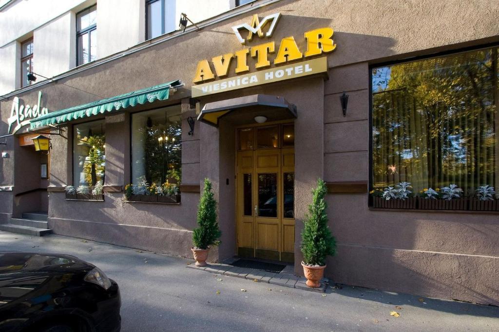 een toegang tot een keukenhotel met een deur bij Avitar in Rīga
