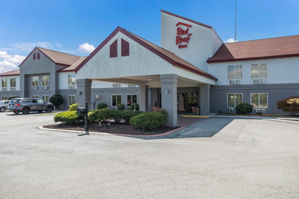 a front view of a hotel with a parking lot at Red Roof Inn London I-75 in London