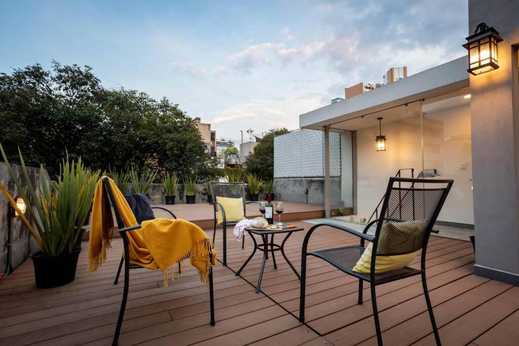 un patio con sillas y una mesa en una terraza en Casa Boris, Reforma Ciudad de México., en Ciudad de México