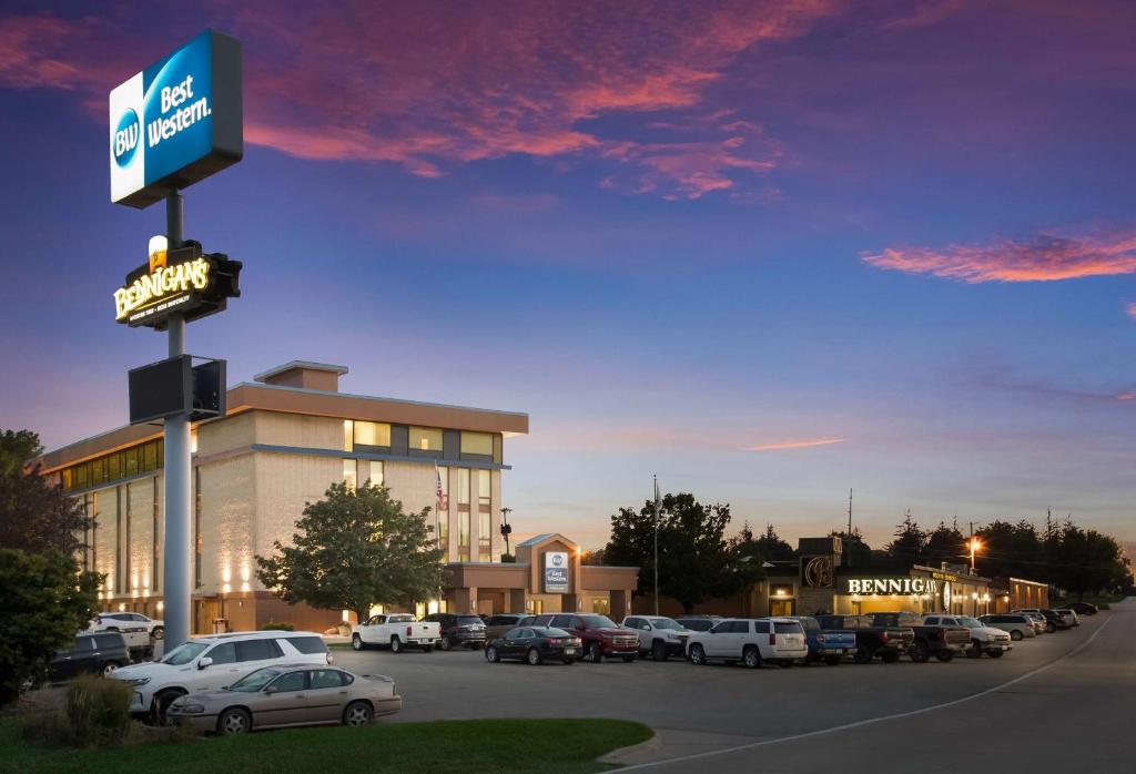 a gas station with cars parked in a parking lot at Best Western Holiday Lodge in Clear Lake