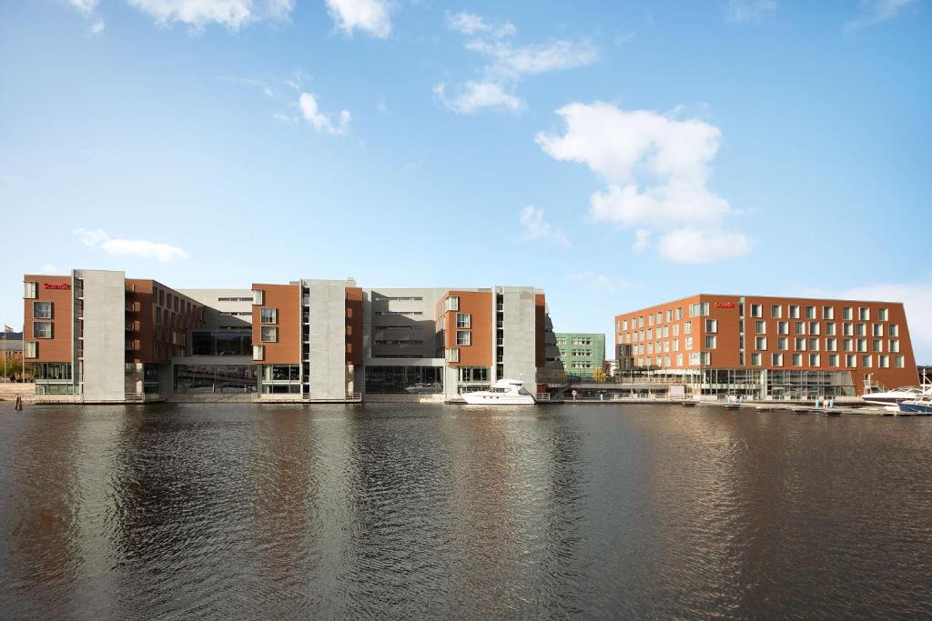 uma grande massa de água com edifícios e edifícios em Scandic Nidelven em Trondheim