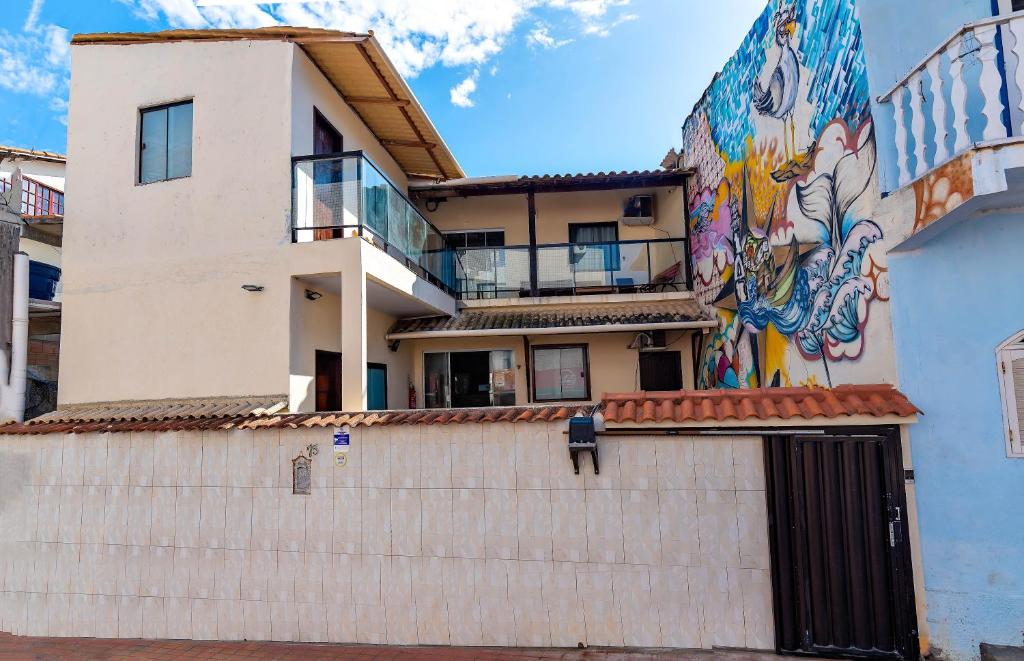 un edificio con un mural en el costado en Dona Rosa Suites Privativas, en Arraial do Cabo