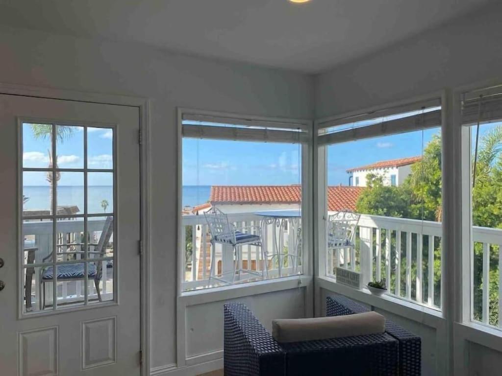 Blue Whale Inn San Clemente Charmer Unit A في سان كليمنت: غرفة مع شرفة مطلة على المحيط