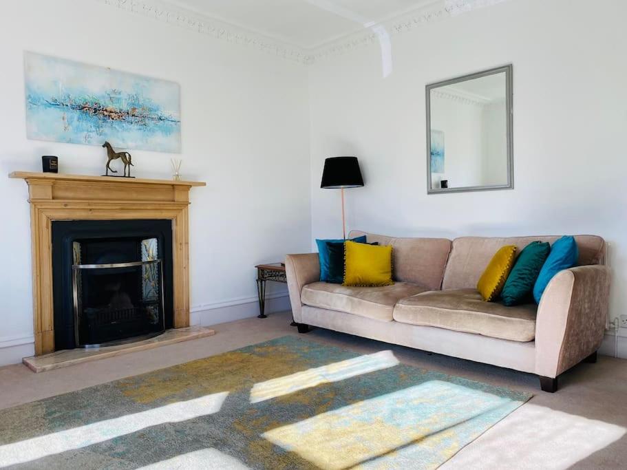 Uma área de estar em Lovely 2 bed specious flat with indoor fire place