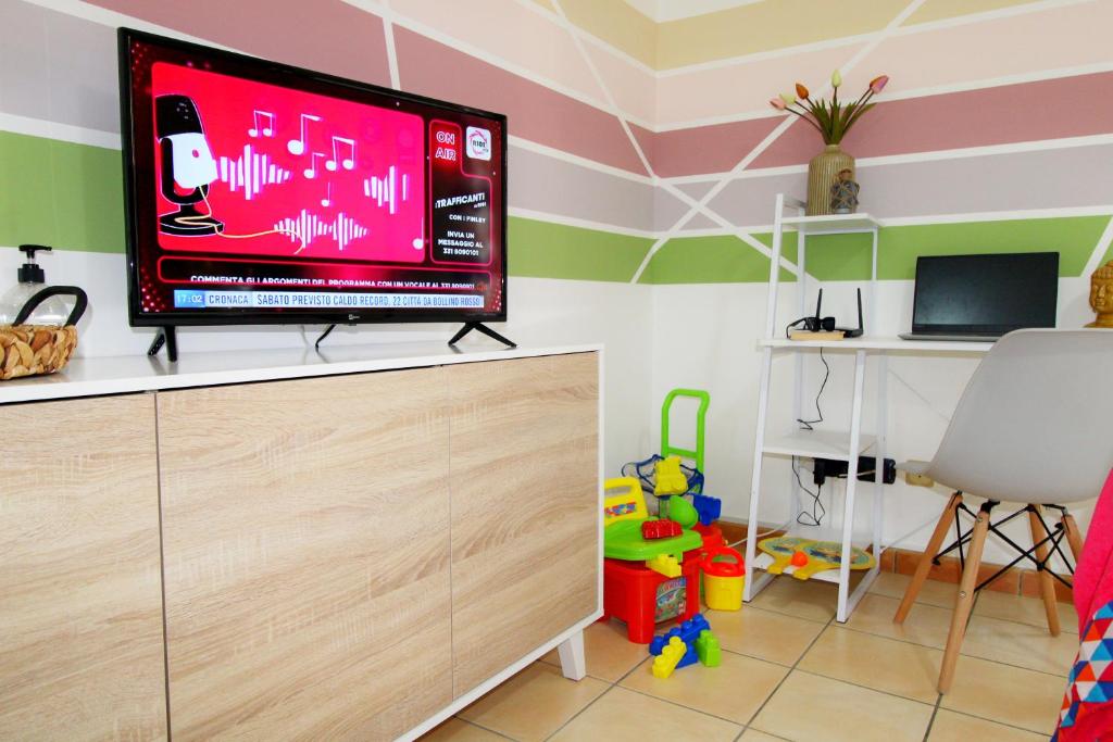Televízia a/alebo spoločenská miestnosť v ubytovaní Capo d'Orlando Apartments - Cipria