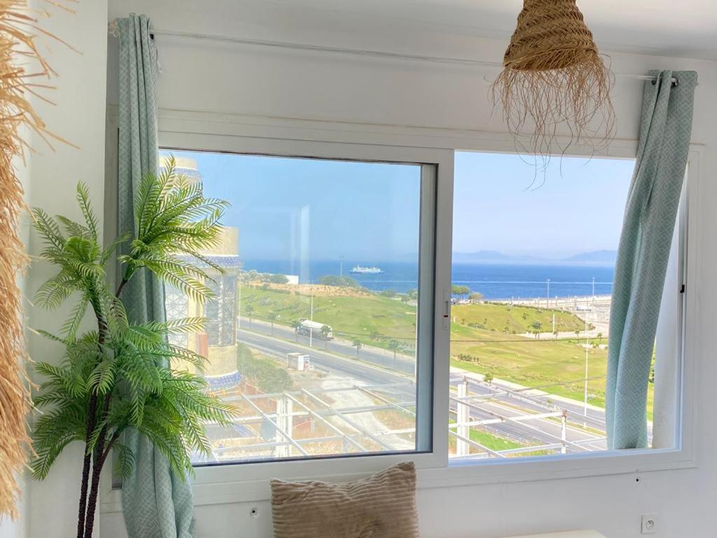 - une fenêtre avec vue sur l'océan dans l'établissement Appartement a ksar SGHIR en face du terminal passagers de Ferry port Tanger Med, à Ksar Sghir
