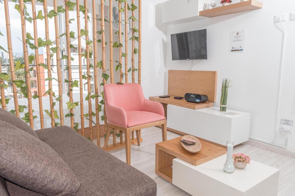 - un salon avec un canapé et une chaise dans l'établissement Apartamento Loft Edificio Soho 906, à Armenia