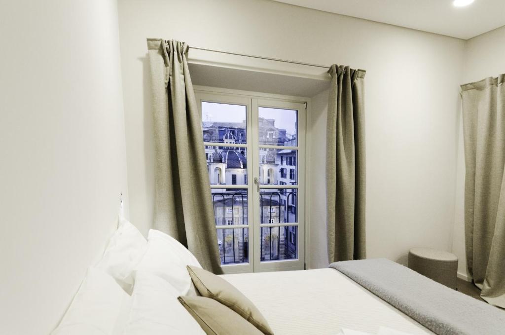 1 dormitorio con cama y ventana en Genova Porto Antico Boutique Rooms, en Génova
