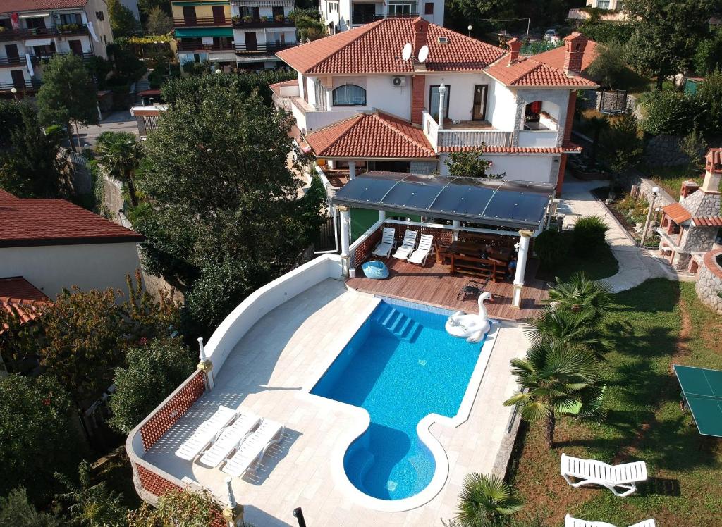 - une vue aérienne sur une maison avec une piscine dans l'établissement Apartments with a swimming pool Opatija - Pobri, Opatija - 16390, à Matulji
