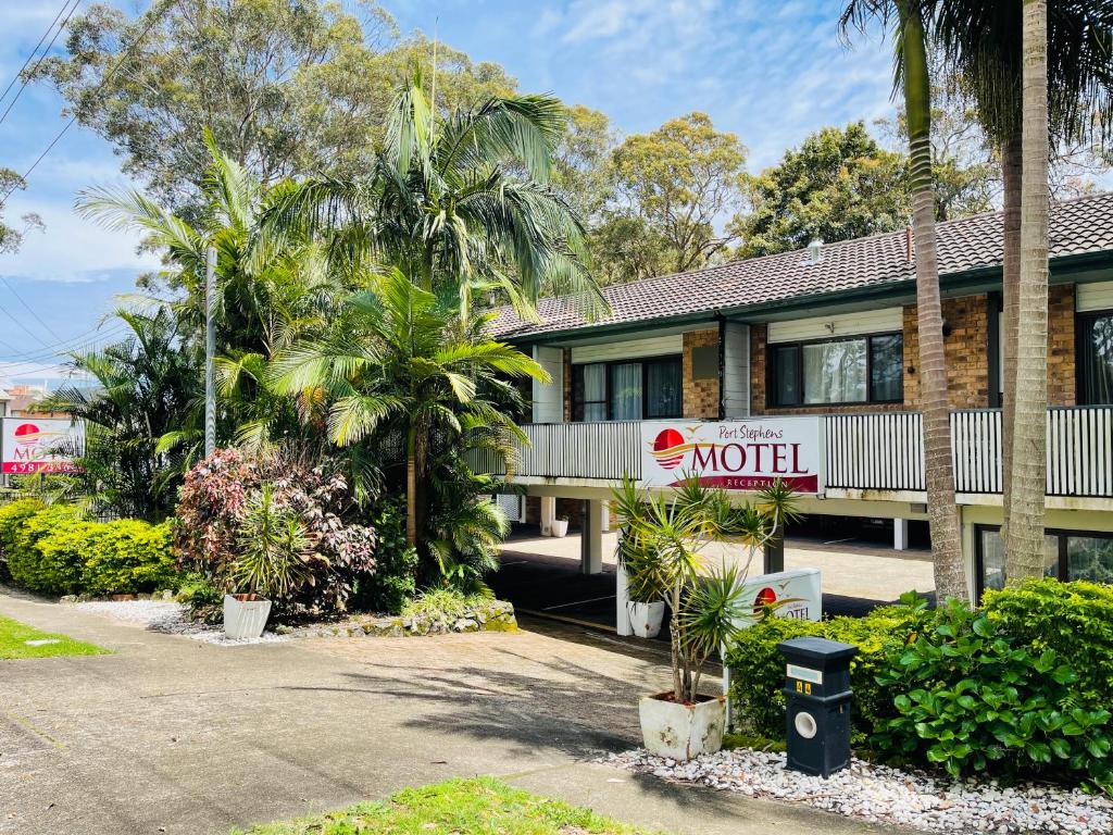 Port Stephens Motel في خليج نيلسون: فندق فيه لافته امام مبنى