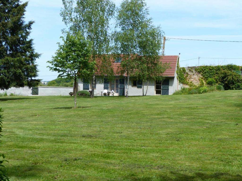 uma casa com um grande quintal em frente em Gîte Dompierre-sur-Besbre, 3 pièces, 4 personnes - FR-1-489-174 em Dompierre-sur-Besbre