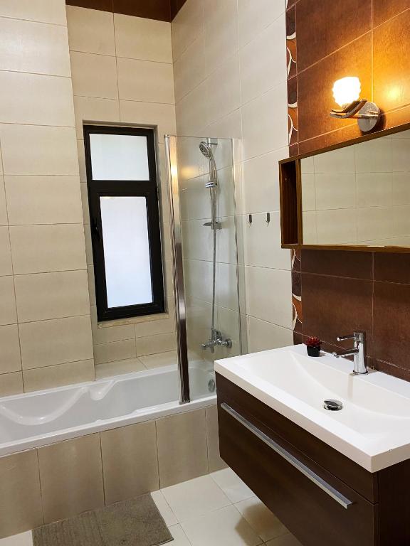 Koupelna v ubytování Contemporary Semi Villa Apartment with Private Entrance in Khalda